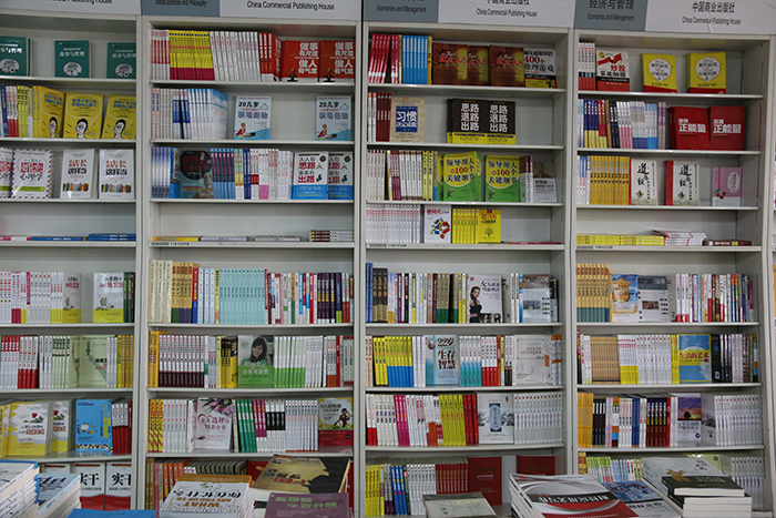 他用圖書(shū)穩(wěn)穩(wěn)地抓住我們的幸福