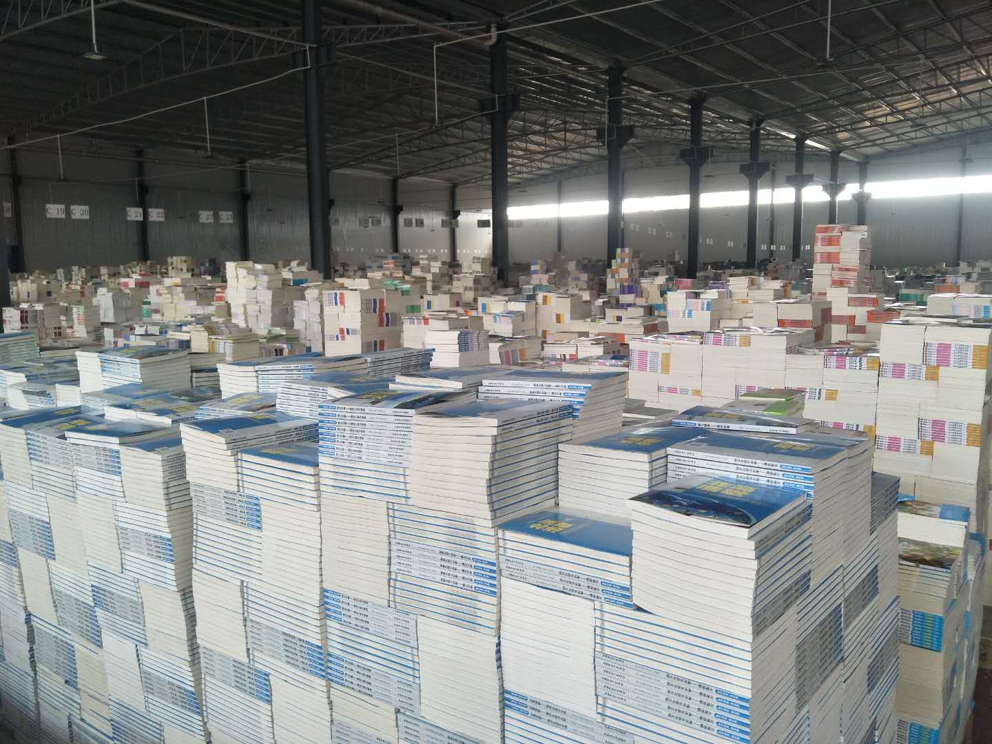 廣西圖書批發(fā)市場(chǎng)：一個(gè)固守紙質(zhì)書的游離世界[天道恒遠(yuǎn)]